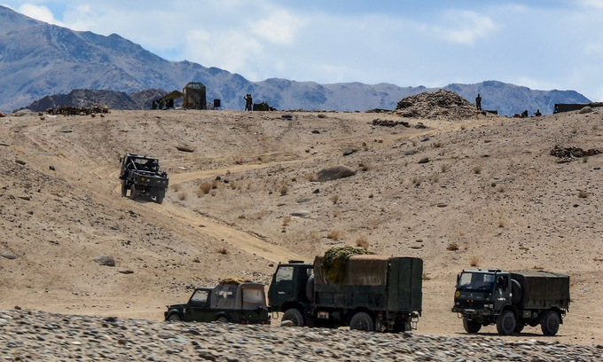 Xe quân sự Ấn Độ tham gia diễn tập ở vùng Ladakh hôm 4/7. Ảnh: AFP.