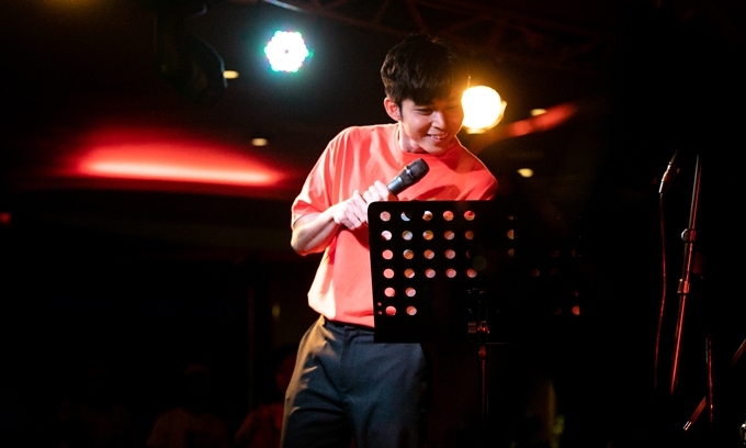 Không có nhiều thời gian tổng duyệt, Jun Phạm vừa hát vừa xem lời bài hát để đảm bảo chất lượng cho phần trình diễn.