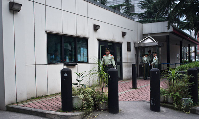 Bên ngoài lãnh sự quán Mỹ ở Thành Đô, thủ phủ tỉnh Tứ Xuyên của Trung Quốc. Ảnh: AFP.