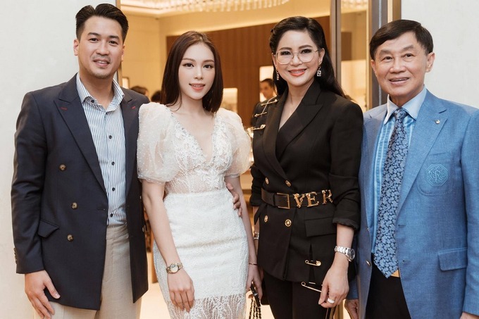 Em chồng diễn viên Tăng Thanh Hà lần đầu xuất hiện công khai cùng Linh Rin trong bức ảnh chụp cùng bố mẹ anh - doanh nhân Johnathan Hạnh Nguyễn và cựu diễn viên Thủy Tiên (phải).