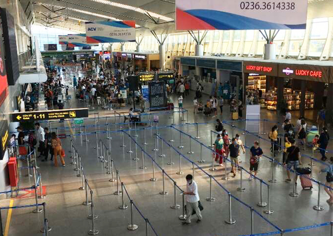 Sân bay Đà Nẵng khá vắng vẻ lúc 19h ngày 27/7. Ảnh: Anh Duy.