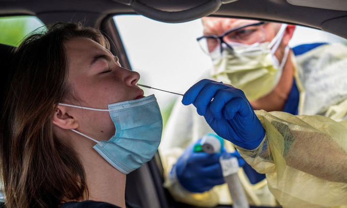 Nhân viên y tế lấy mẫu xét nghiệm nCoV cho người dân tại thành phố Austin, bang Texas, hôm 28/6. Ảnh: Reuters.