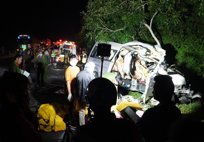 Xe khách biến dạng trong vụ tai nạn sáng 21/7. Ảnh:Việt Quốc.