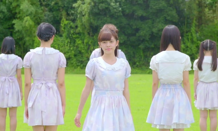 Takina Hina (hàng đầu) hát cùng nhòm KissBee