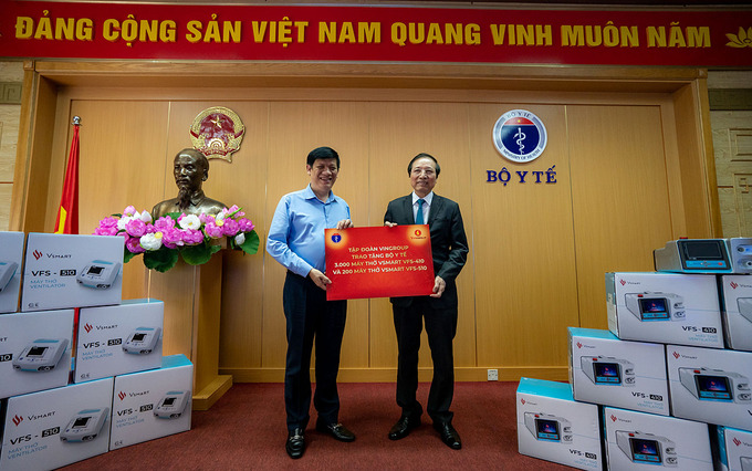 Vingroup tặng 1.700 máy thở cho Bộ Y tế ngày 7/8.