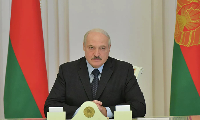 Tổng thống  Alexander Lukashenko chủ trì cuộc họp ở Minsk hôm 13/8. Ảnh: Reuters.