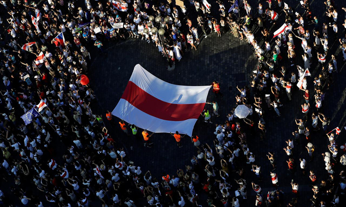 Cờ Belarus được giăng bên trong hình trái tim do người biểu tình tạo ra ở thủ đô Minsk hôm 16/8. Ảnh: Reuters.