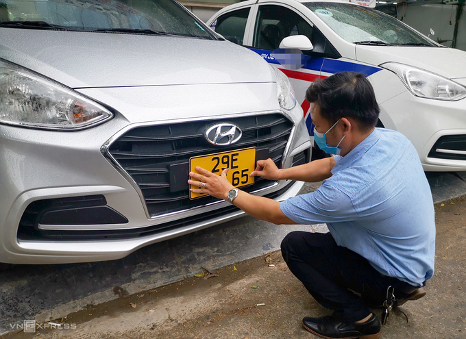 Tài xế xe taxi ở Hà Nội nhận biển màu vàng sáng 1/8. Ảnh: Phương Sơn
