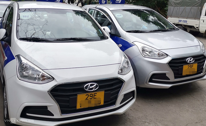 Những xe taxi đầu tiên ở Hà Nội có biển số màu vàng vào sáng 1/8. Ảnh: Phương Sơn