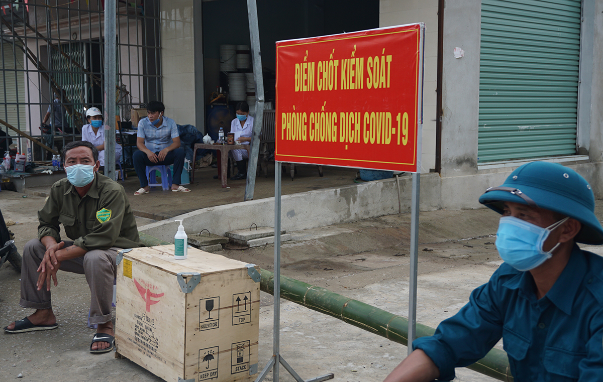 Nhà chức trách phong toả khu phố Nam Bắc, nơi ghi nhận ca bệnh số 748 tại Sầm Sơn. Bệnh nhân này đi chung xe với cô gái ở Hậu Lộc.