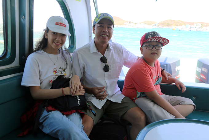 Du khách đến từ TP HCM đi ca nô tham quan các tour đảo trên vịnh Nha Trang. Ảnh: Xuân Ngọc.