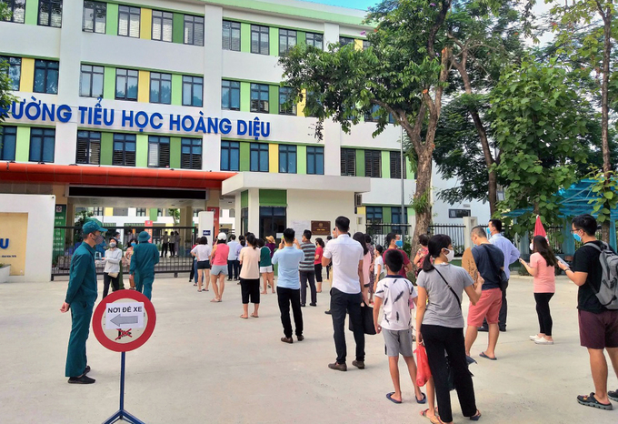 Rất đông người dân đến xét nghiệm nhanh tại điểm xét nghiệm của quận Ba Đình sáng 1/8. Ảnh: UBND quận Ba Đình cung cấp.