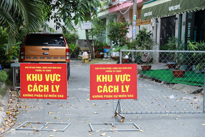 Khu vực 8 căn nhà bị phong tỏa trưa 1/8. Ảnh: Đinh Văn.