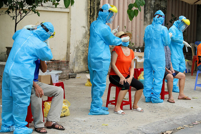 Nhân viên y tế lấy mẫu xét nghiệm cho cộng đồng dân cư ở Đà Nẵng, ngày 3/8. Ảnh: Nguyễn Đông.