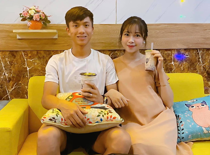 Văn Đức chăm sóc vợ rất chu đáo trong thời gian cô mang bầu.