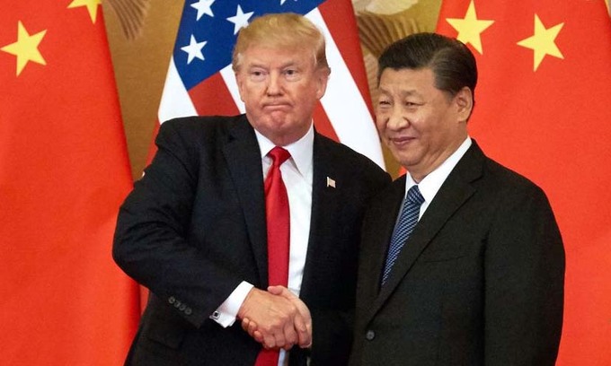 Tổng thống Mỹ Donald Trump (trái) bắt tay Chủ tịch Trung Quốc Tập Cận Bình tại Bắc Kinh hồi tháng 11/2017. Ảnh: TASS.