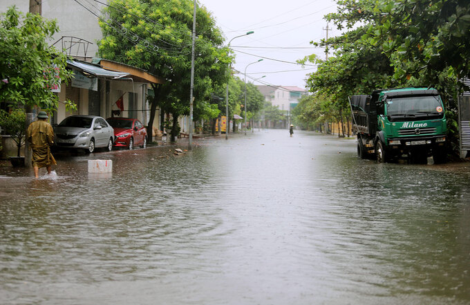 Tình trạng ngập tại đường Lê Ninh, phường Trần Phú, thành phố Hà Tĩnh. Ảnh: Đức Hùng