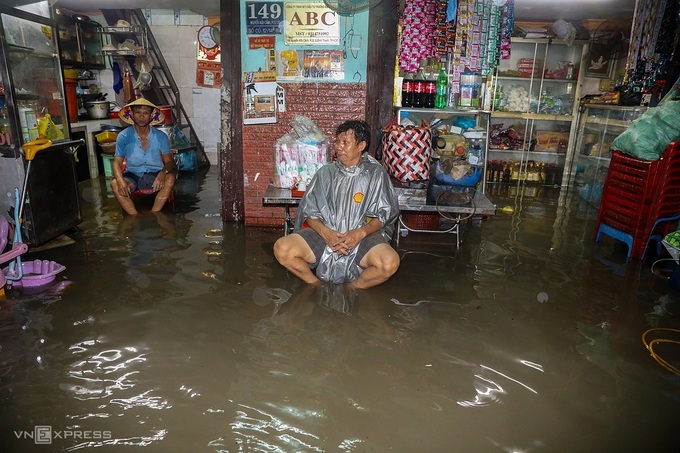 Nhà ông Vượng trên đường Nguyễn Hữu Cảnh lúc 22h nước vẫn ngập lênh láng. Ảnh: Quỳnh Trần.