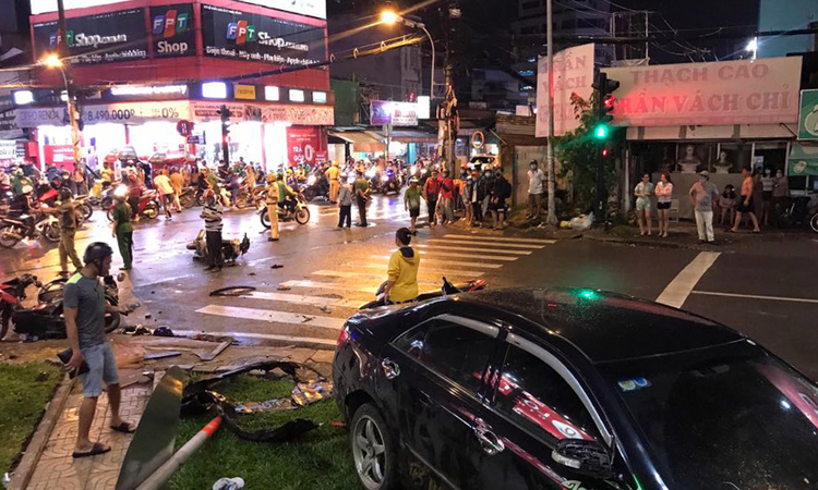 Ôtô Camry húc 8 xe máy ở Sài Gòn