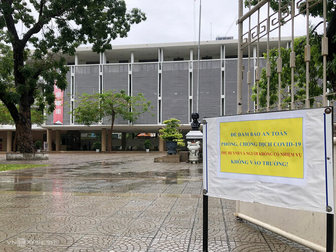 Tấm biển đặt trước cổng trường THPT Phan Châu Trinh, Đà Nẵng, ngày 31/7. Ảnh: Hoàng Phương.