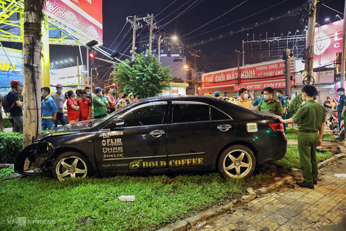 Cảnh sát đến ghi nhận hiện trường vụ tai nạn do ôtô Camry gây ra. Ảnh:Quỳnh Trần