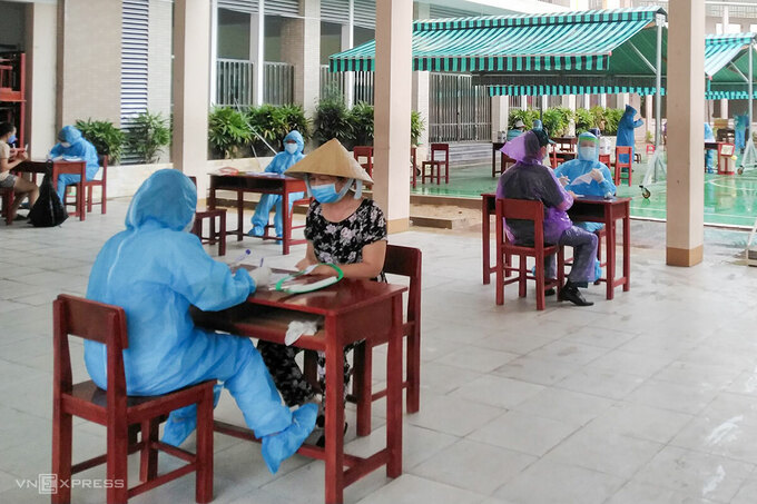 Người dân khu vực phong toả xung quanh ba bệnh viện ở Đà Nẵng được lấy mẫu xét nghiệm, ngày 31/7. Ảnh: Hữu Nhật.