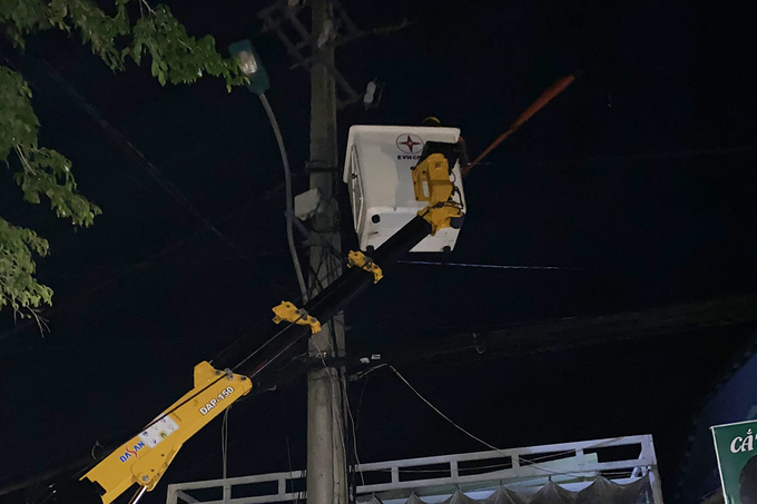 Công ty điện lực Thừa Thiên Huế kiểm tra đường dây điện trong đêm. Ảnh: Đại Phúc