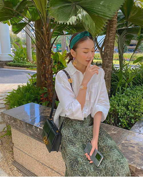 Các mẫu túi vừa sắm đều được siêu mẫu nổi tiếng của làng thời trang Việt mix-match ăn ý theo từng set đồ sao phố.