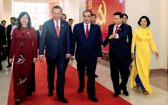 Đại tướng Tô Lâm, Bộ trưởng Công an và nguyên Tổng bí thư Nông Đức Mạnh (thứ hai, thứ ba từ trái sang) dự Đại hội Đảng bộ tỉnh Bắc Ninh ngày 25/9. Ảnh: Kinh Bắc