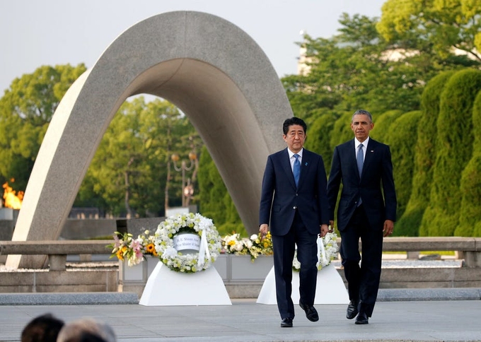 Thủ tướng Nhật Bản Shinzo Abe và tổng thống Mỹ Barack Obama trong chuyến thăm đài tưởng niệm ở Hiroshima, Nhật Bản, năm 2016. Ảnh: Reuters.