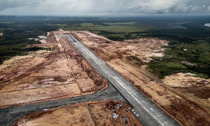 Đường băng đang xây dựng tại sân bay quốc tế Dara Sakor của Campuchia nhìn từ trên cao. Ảnh: NYTimes.
