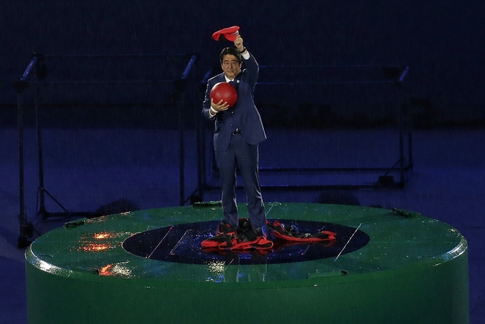 Shinzo Abe hóa trang thành nhân vật trò chơi Super Mario trong lễ bàn giao tại Thế vận hội Rio de Janero năm 2016. Ảnh: Straits Times