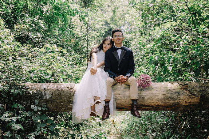 Đôi uyên ương chụp ảnh cưới bên cây gỗ cạnh nhà. Họ vừa làm đám cưới sau 4 năm yêu, luôn có nhau trên hành trình trải nghiệm, trưởng thành. Ảnh: Tố Uyên.