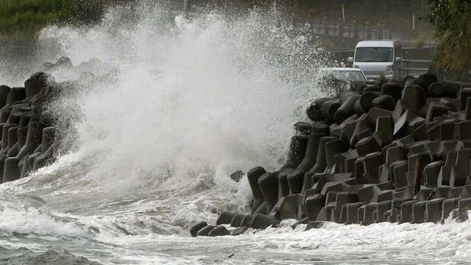 Sóng đánh vào bờ biển tỉnh Kagoshima, tây nam Nhật Bản, do bão Haishen hôm 6/9. Ảnh:Reuters.