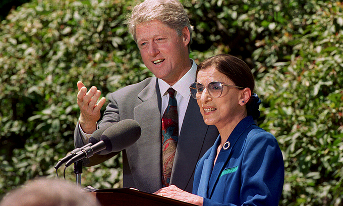 Thẩm phán Ruth Bader Ginburg (phải) đứng cạnh tổng thống Bill Clinton tại sự kiện bổ nhiệm vào Tòa án Tối cao Mỹ năm 1993. Ảnh: AP.