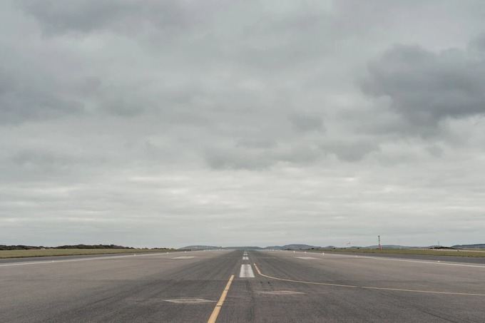 Đường băng của sân bay Cornwall ở Newquay, nơi chiếc Boieng 747 của Oirgin Orbit cất và hạ cánh để phóng vệ tinh. Ảnh: NYT