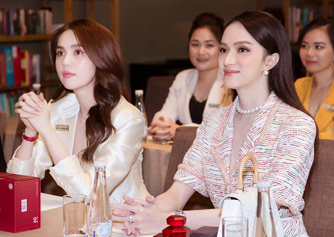 Hoa hậu Hương Giang dự sự kiện này cùng Ngọc Trinh. Cô được mời trở thành đại sứ thương hiệu viên uống trắng da của công ty Ngọc Trinh.