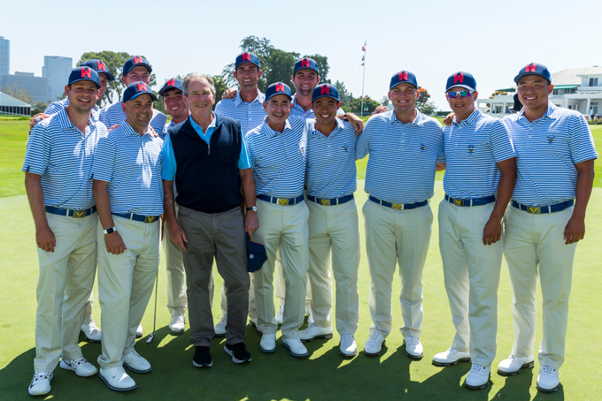 Ông George W. Bush chụp ảnh với đội tuyển Mỹ ở Walker Cup 2017 trước vòng đấu tập Walker Cup trên sân Los Angeles Country Club, California hôm 7/9/2017. Ảnh: PGA Tour