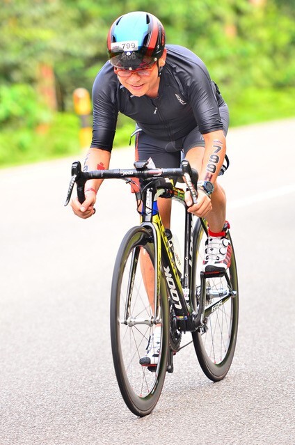 GS. Dương Nguyên Vũ trên đường đua tại cuộc thi Ironman 70.3 Bintan, Indonesia 2016. Ảnh: VinUni.