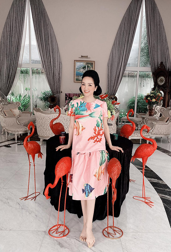 Hoa hậu đền Hùng khoe vẻ trẻ trung, duyên dáng ở tuổi trung niên. Là người quảng giao, cô hay mời bạn bè thân về nhà chơi, thưởng trà, dự tiệc và hàn huyên về công việc, cuộc sống.