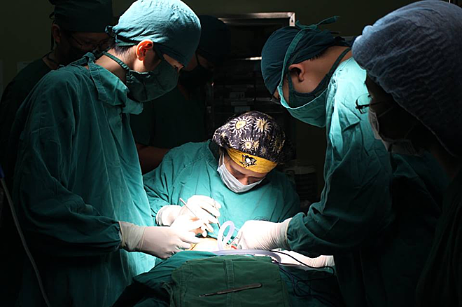 Bác sĩ Dung ( ở giữa) đang thực hiện một ca phẫu thuật cho bệnh nhân. Ảnh: Bác sĩ cung cấp