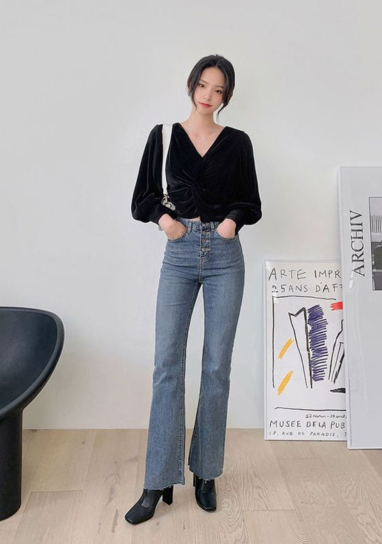 Những chất liệu mềm mỏng như lụa, chiffon bắt đầu nhường chỗ cho nhung vì tiết trời chuyển mùa.