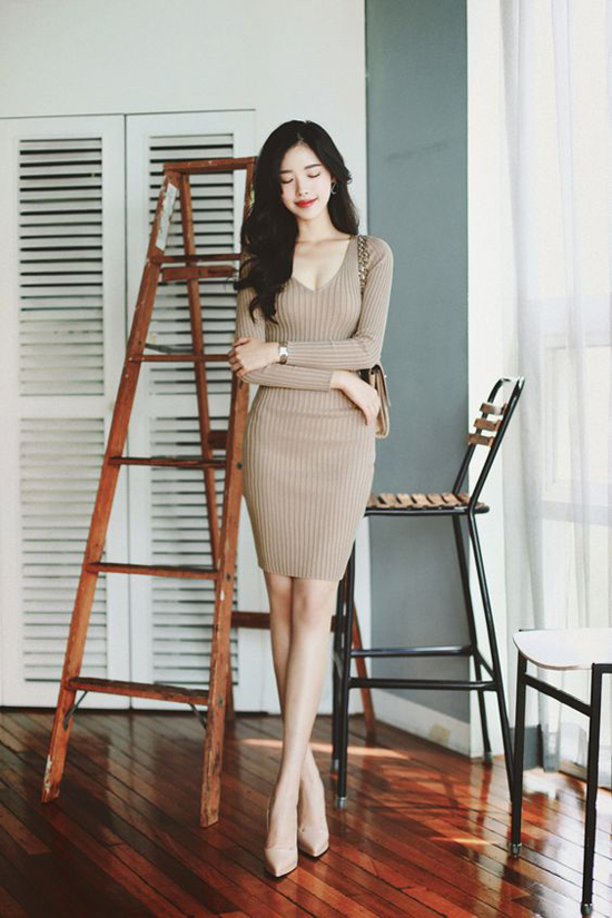 Đầm dệt kim tiện lợi đi làm và dễ mặc khi xuống phố bởi tính co giãn và đàn hồi tốt. Tuy nhiên nếu có phần bụng dưới không mấy thon gọn thì các nàng đừng dại lựa chọn thiết kế này.