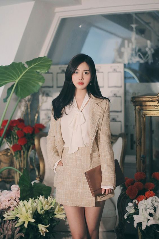 Với đặc trưng ở bề mặt vải dệt thô, dày dặn mang lại sự ấm áp nên vải tweed thường được sử dụng làm áo vest, áo blazer hay suit thanh lịch.
