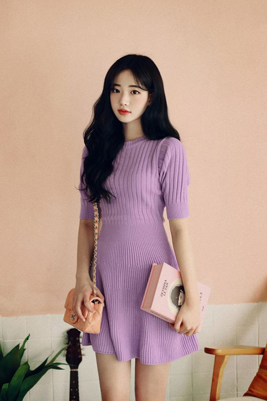 Ở mùa thu đông năm nay, các mẫu váy thiết kế trên vải dệt kim tiếp tục thể hiện sức lôi cuốn của mình.