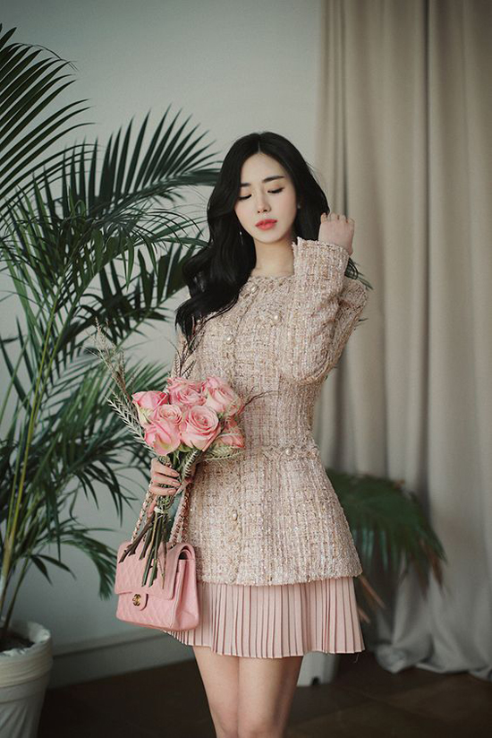 Qua nhiều mùa thời trang, vải tweed vẫn là chất liệu chiếm chọn cảm tình của những cô nàng mê mặc đẹp bởi nét sang trọng mà nó mang lại.