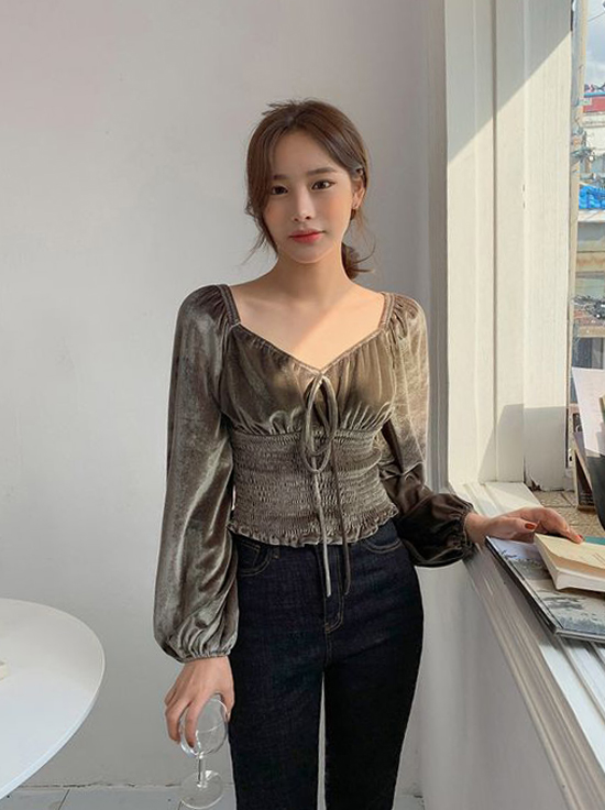 Áo nhung chun tay với nhiều sắc màu không quá khó phối hợp với quần jeans cổ điển, chân váy midi, váy chữ Á dáng ngắn tiện lợi khi đi làm.