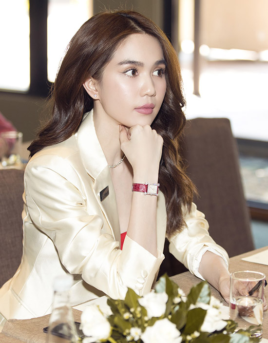 Mỹ nhân quê Trà Vinh đeo đồng hồ hàng hiệu khoe phong cách chỉn chu, sang trọng của một nữ doanh nhân.