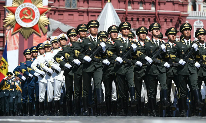 Binh sĩ Trung Quốc tham gia lễ duyệt binh kỷ niệm 75 năm chiến thắng phát xít Đức tại Quảng trường Đỏ, Moskva, Nga, ngày 24/6. Ảnh: Reuters.