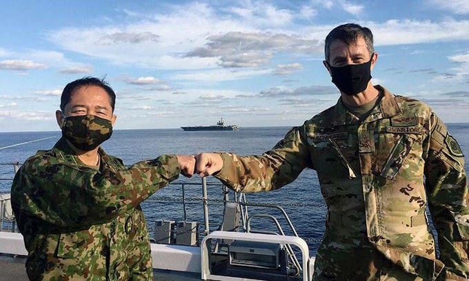 Trung tướng Kevin Schneider (phải) và Tham mưu trưởng Liên quân Nhật Bản Koji Yamazaki trên tàu sân bay JS Kaga trong cuộc tập trận Keen Sword 21, ngoài khơi phía nam Nhật Bản, hôm 26/10. Ảnh: Reuters.